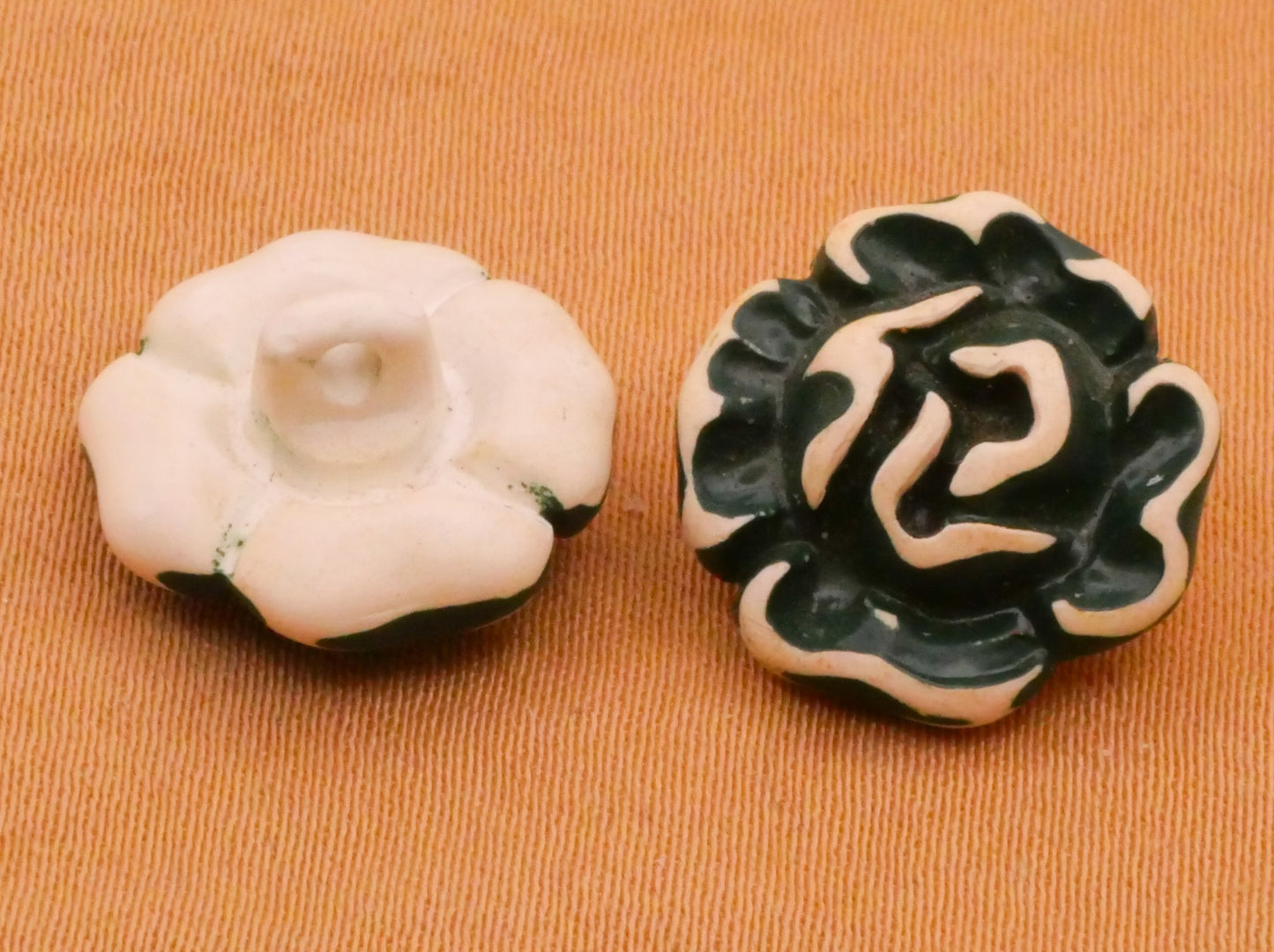 Flower Forest Green Buffed Look Vintage Plastic Button 15mm