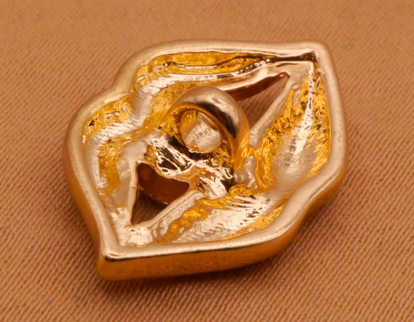 Lips Mouth Heart Rhinestone Gold Metal Button 14x22mm