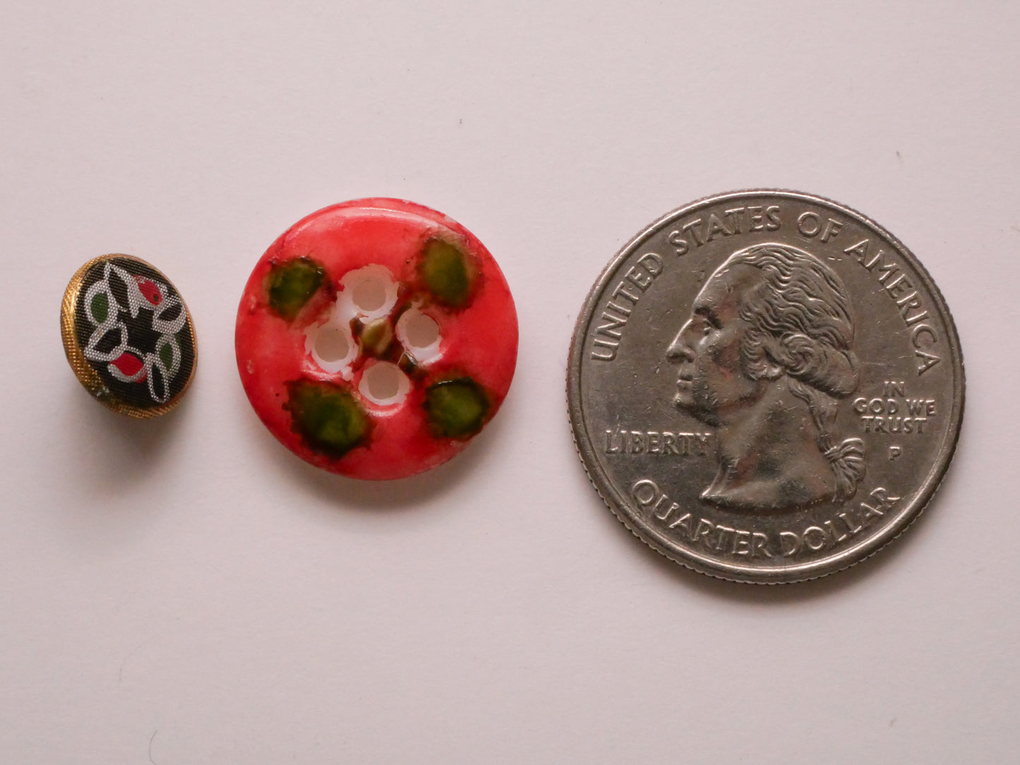 Wreath Red Green Christmas Vintage Button Various 10-17mm
