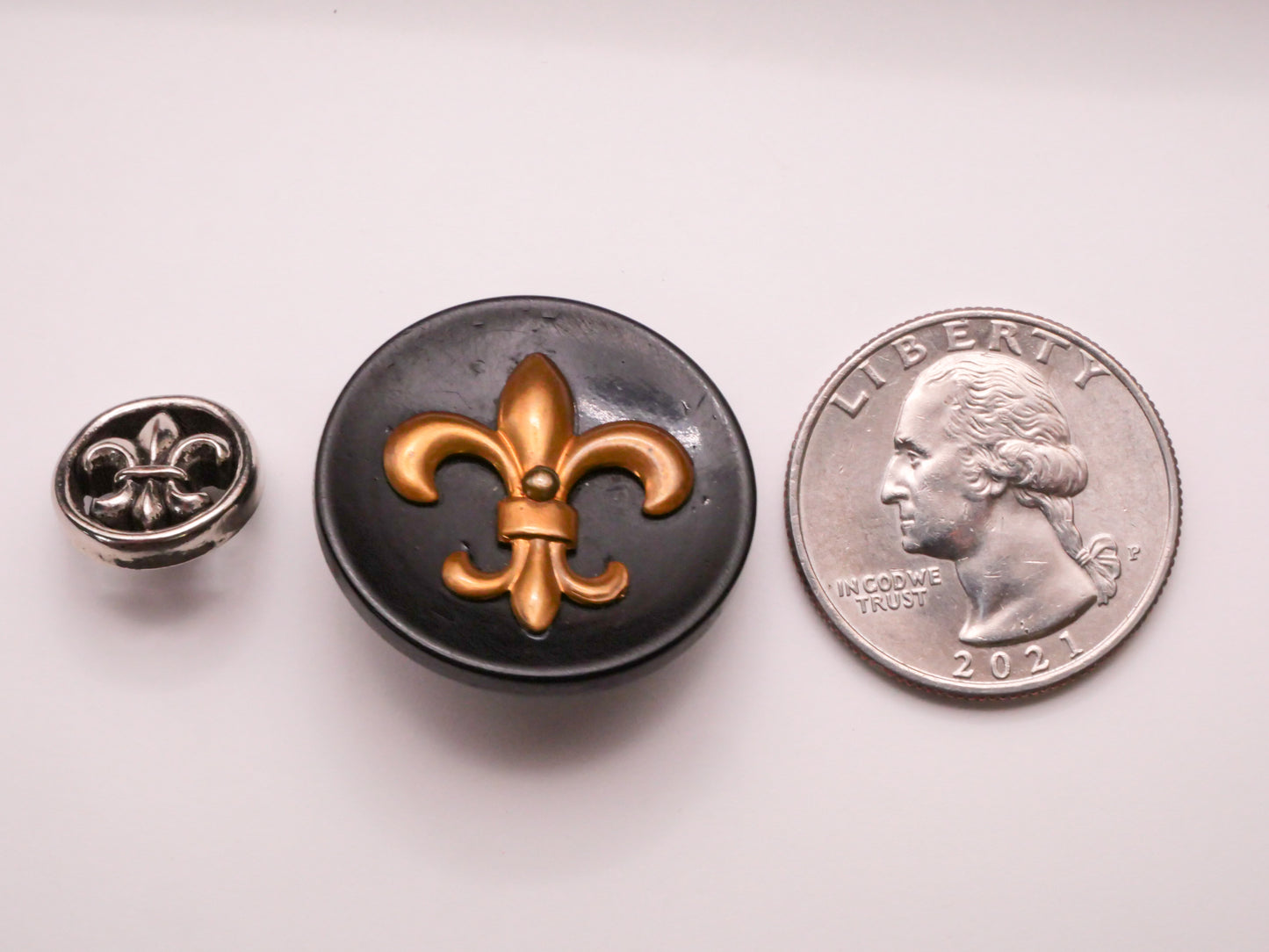 Fleur de Lis Motif Vintage Plastic Button Various 13-27mm