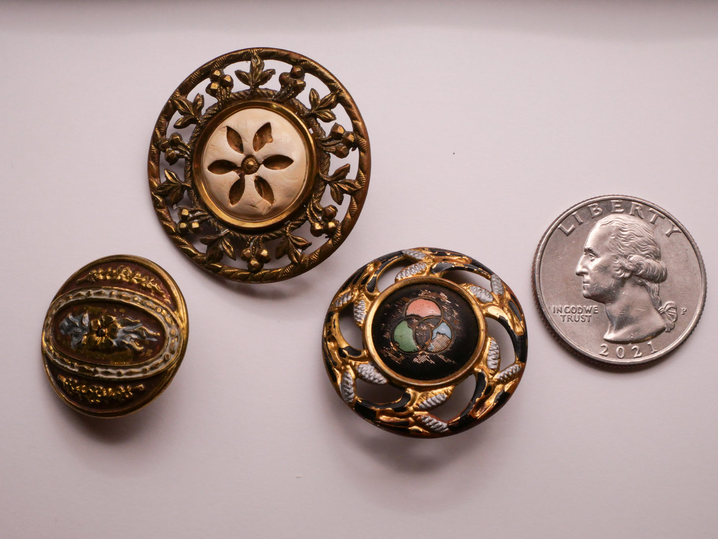 Victorian Border Center Design Metal Button Various 22-31mm