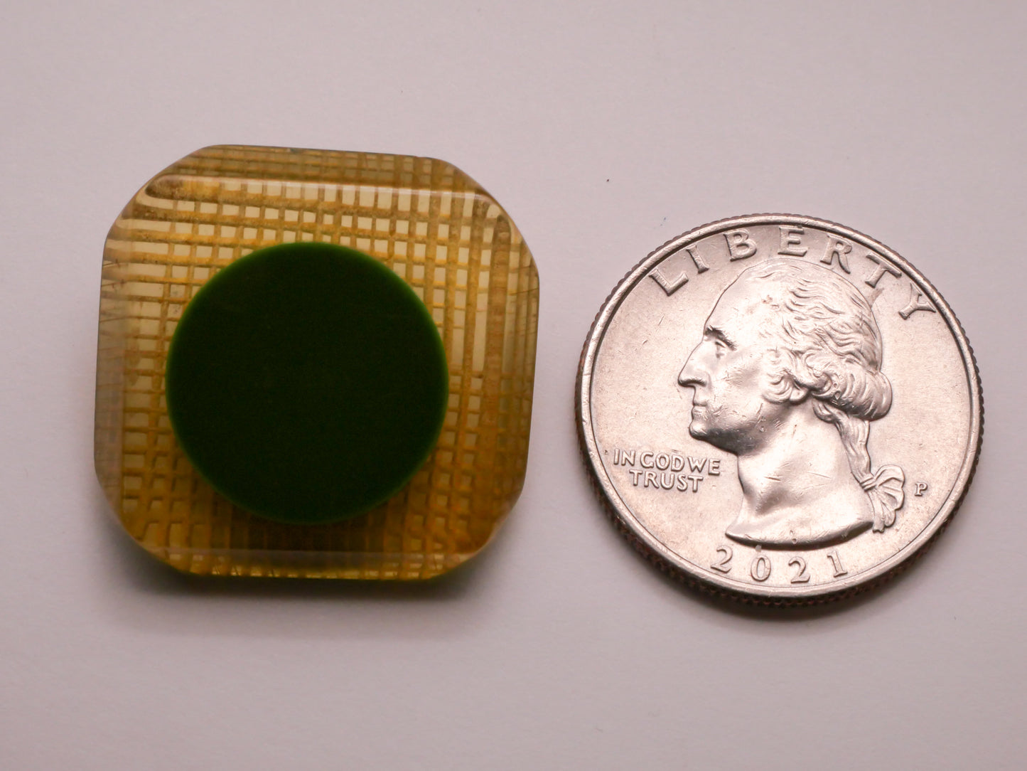 Green Dot Embedded Hatch Apple Juice Bakelite Early Plastic Button 26mm