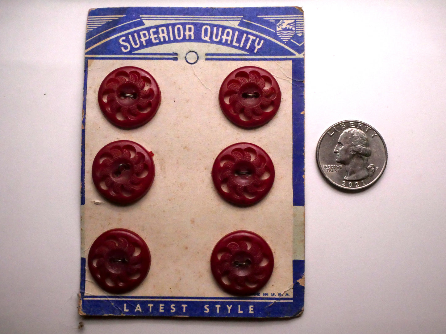Flower Sun Red Housecoat Plastic Set of Six Carded Buttons 21mm