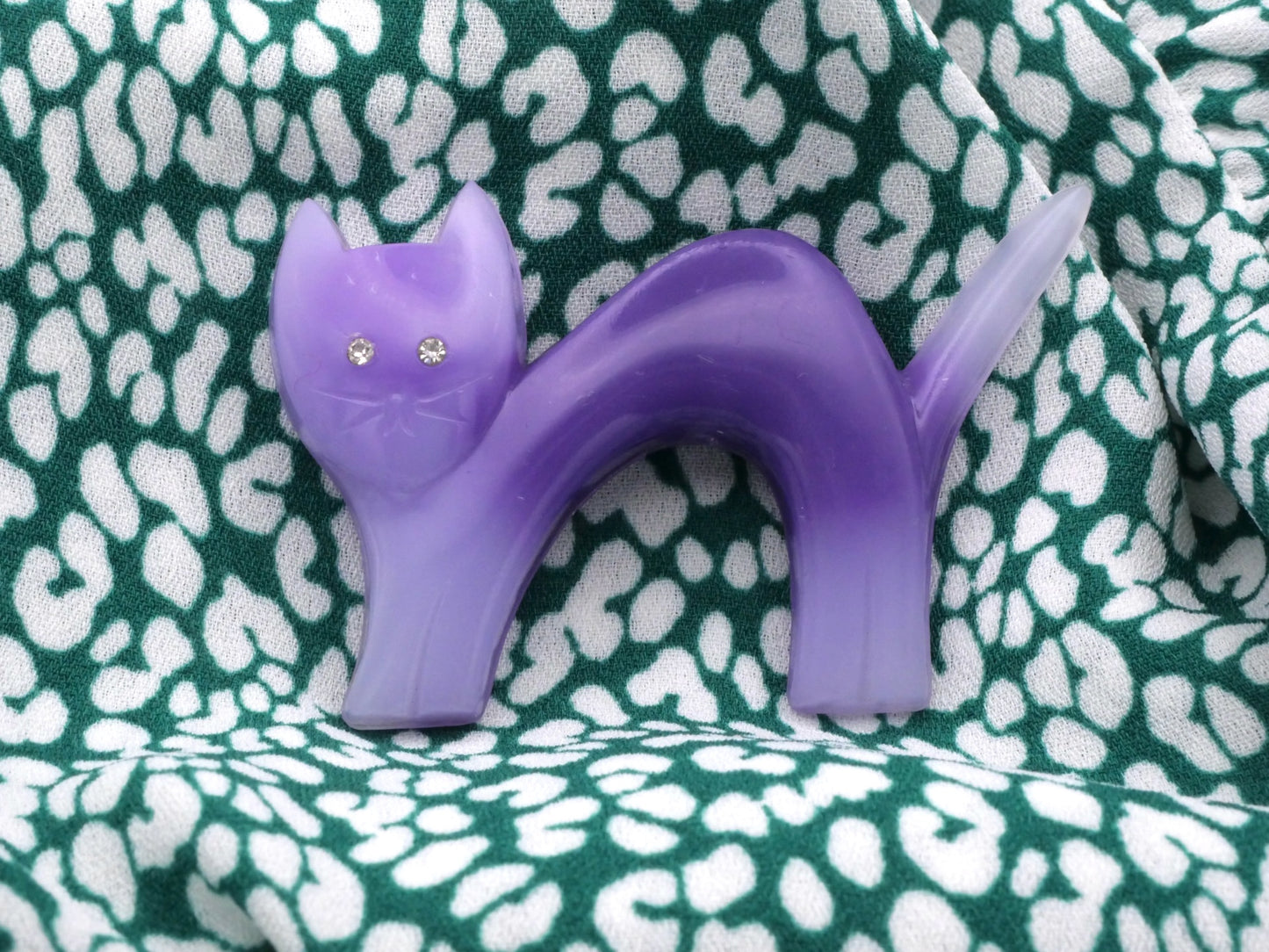 Two-Tone Vintage Cat Button with Rhinestone Eyes 35x54mm