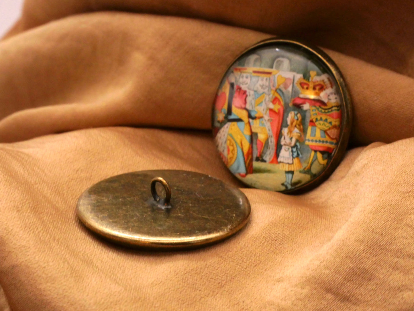 Queen of Hearts Alice In Wonderland Glass Dome Button 28mm
