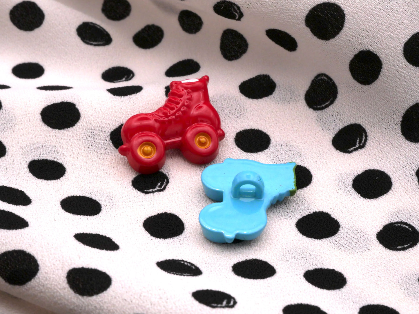 Roller Skate Realistic Plastic Button 15x18mm