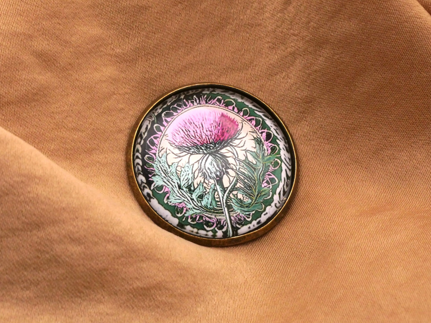 Thistle and Rope Glass Dome Scotland Button 28mm