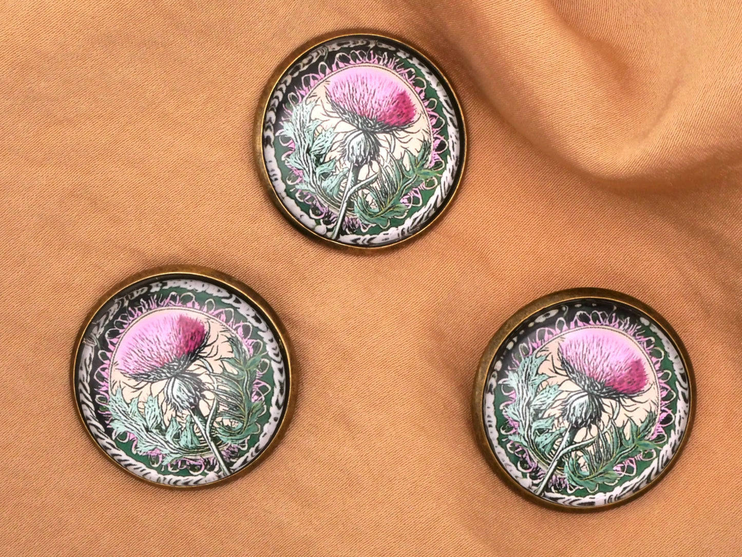 Thistle and Rope Glass Dome Scotland Button 28mm