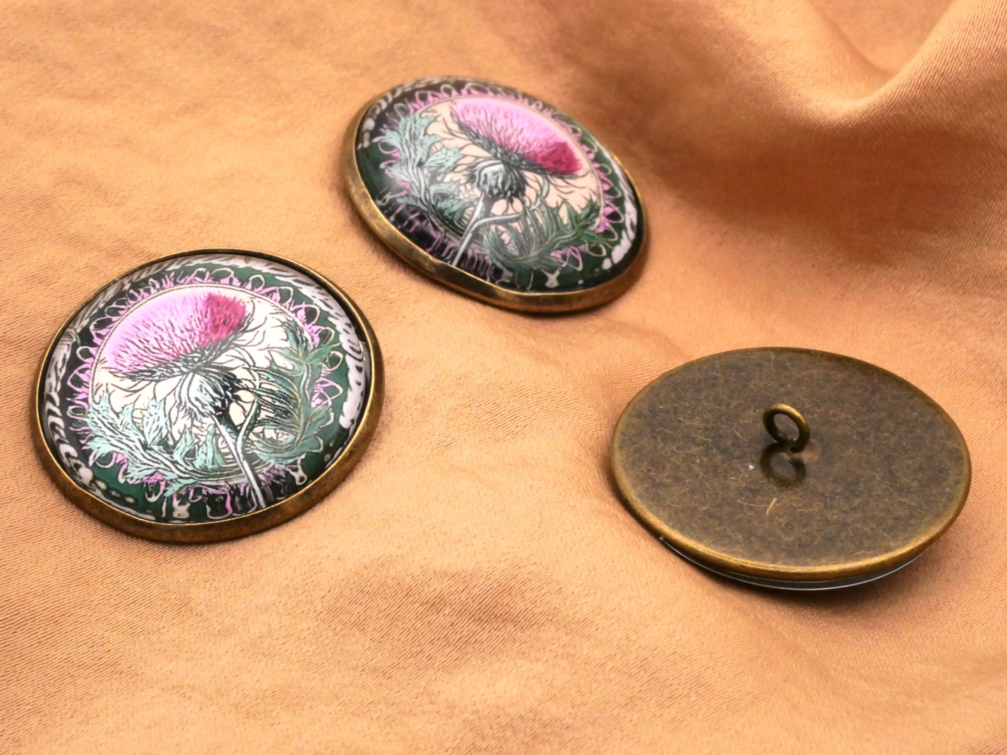 Thistle and Rope Glass Dome Scotland Button 28mm