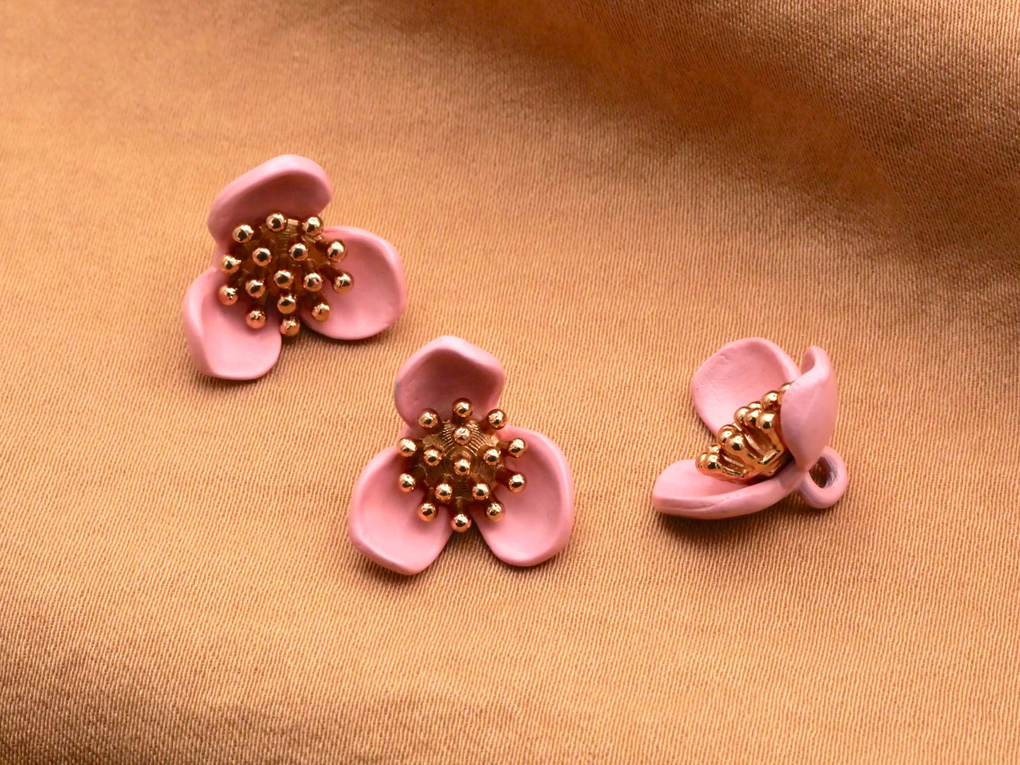 Trillium Flower Matte Pink Gold Metal Button 15mm