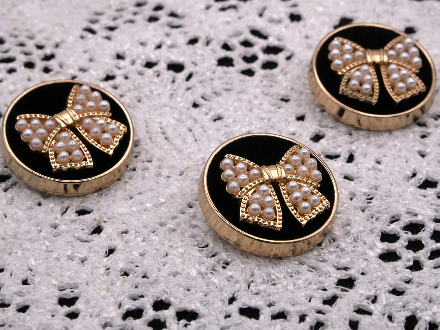 Pearl Bow Gold Metal Button with Black Velvet 24mm