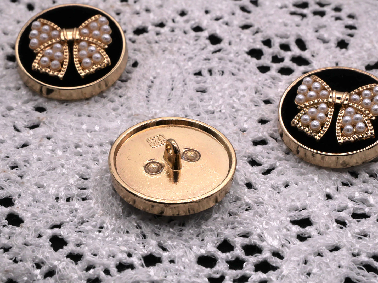 Pearl Bow Gold Metal Button with Black Velvet 24mm