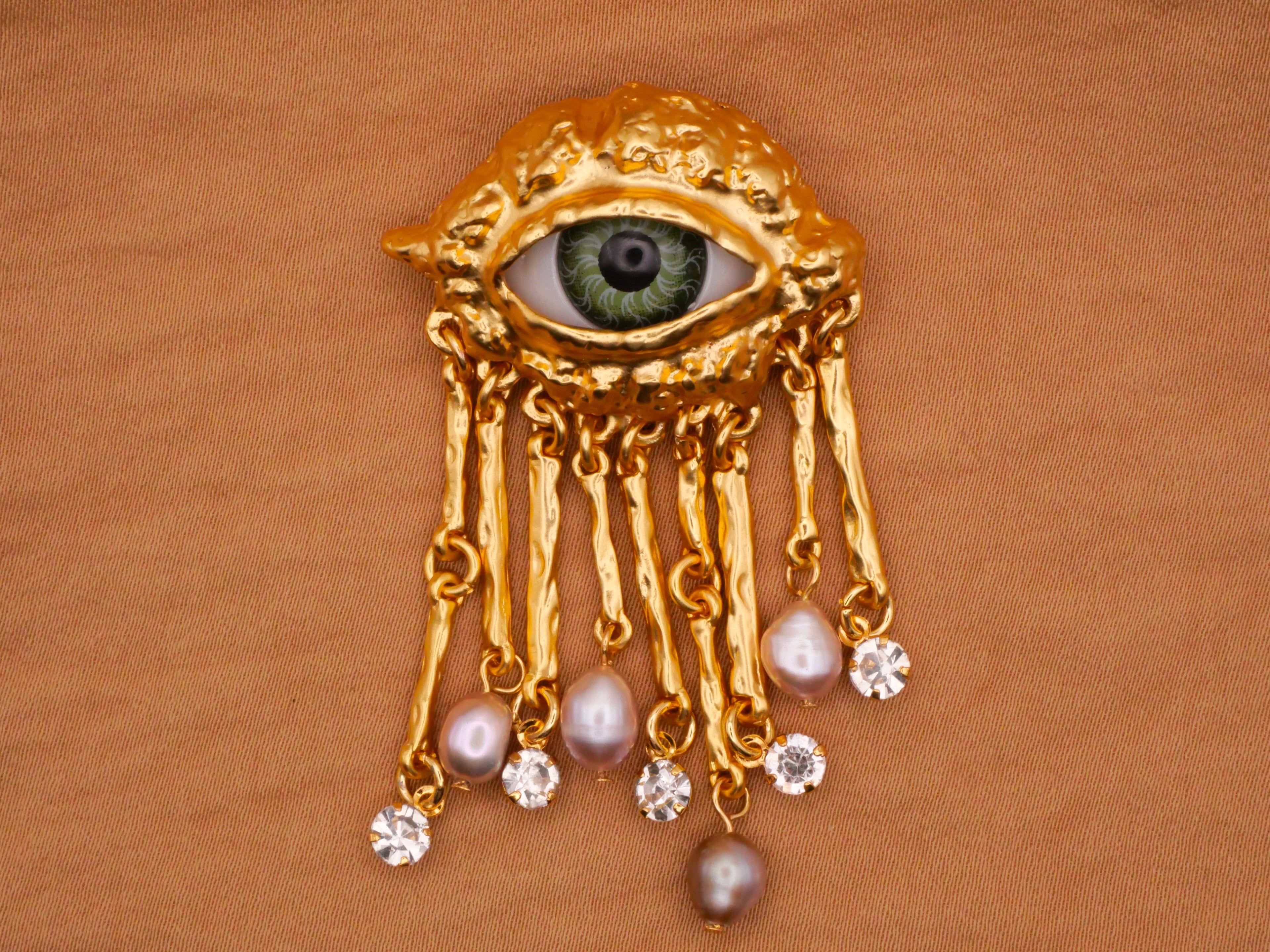 Eyes – Button Button