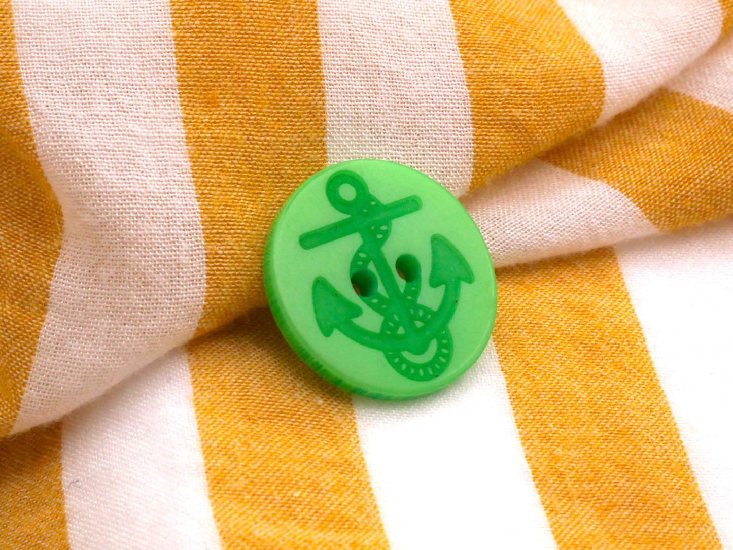 Anchor Sew-Thru Button Apple Green 20mm