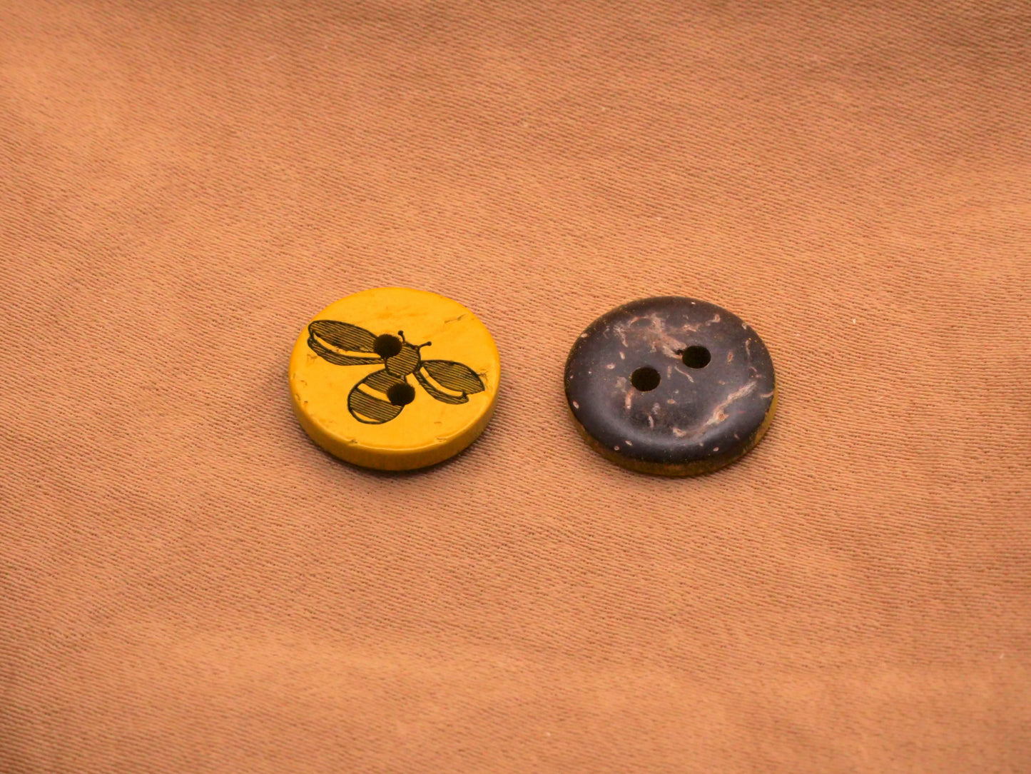 Bee Yellow Coconut Shell Sew-Thru Set of Five Buttons 13mm