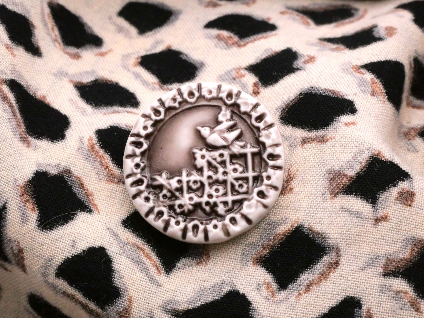 Art Stone Bird Fence Grey Button 23mm