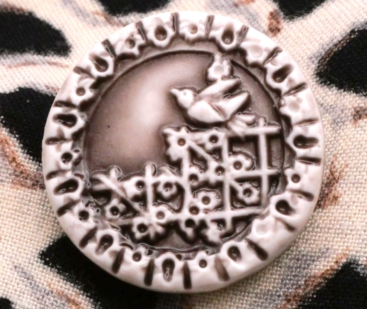 Art Stone Bird Fence Grey Button 23mm