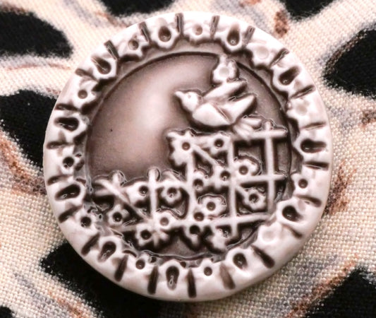 Art Stone Bird Fence Grey Button 23mm