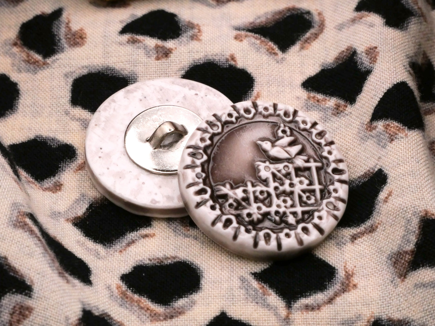 Art Stone Bird Fence Grey Button 23mm