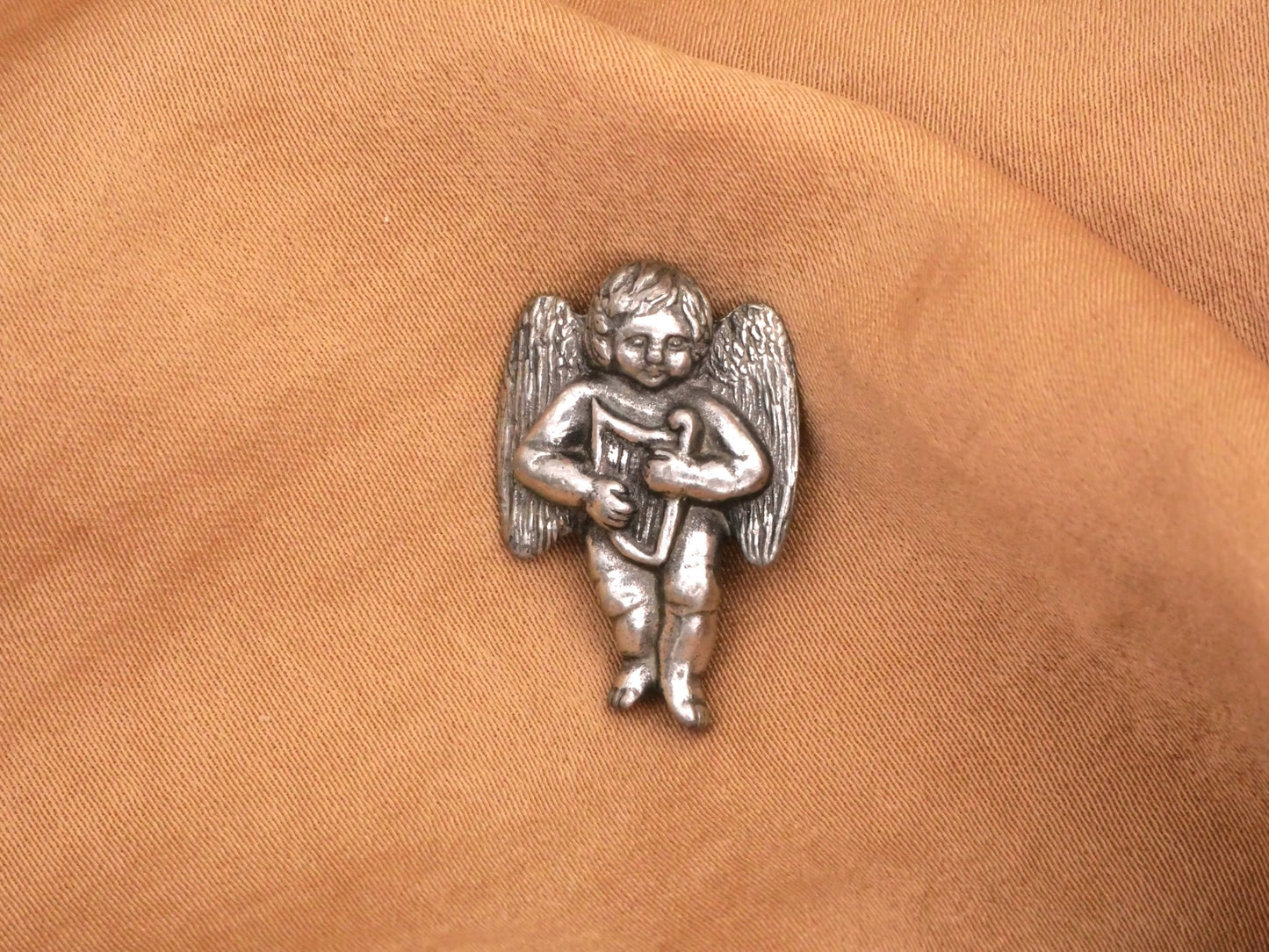 Danforth Pewter Cherub with Harp Button 16x23mm