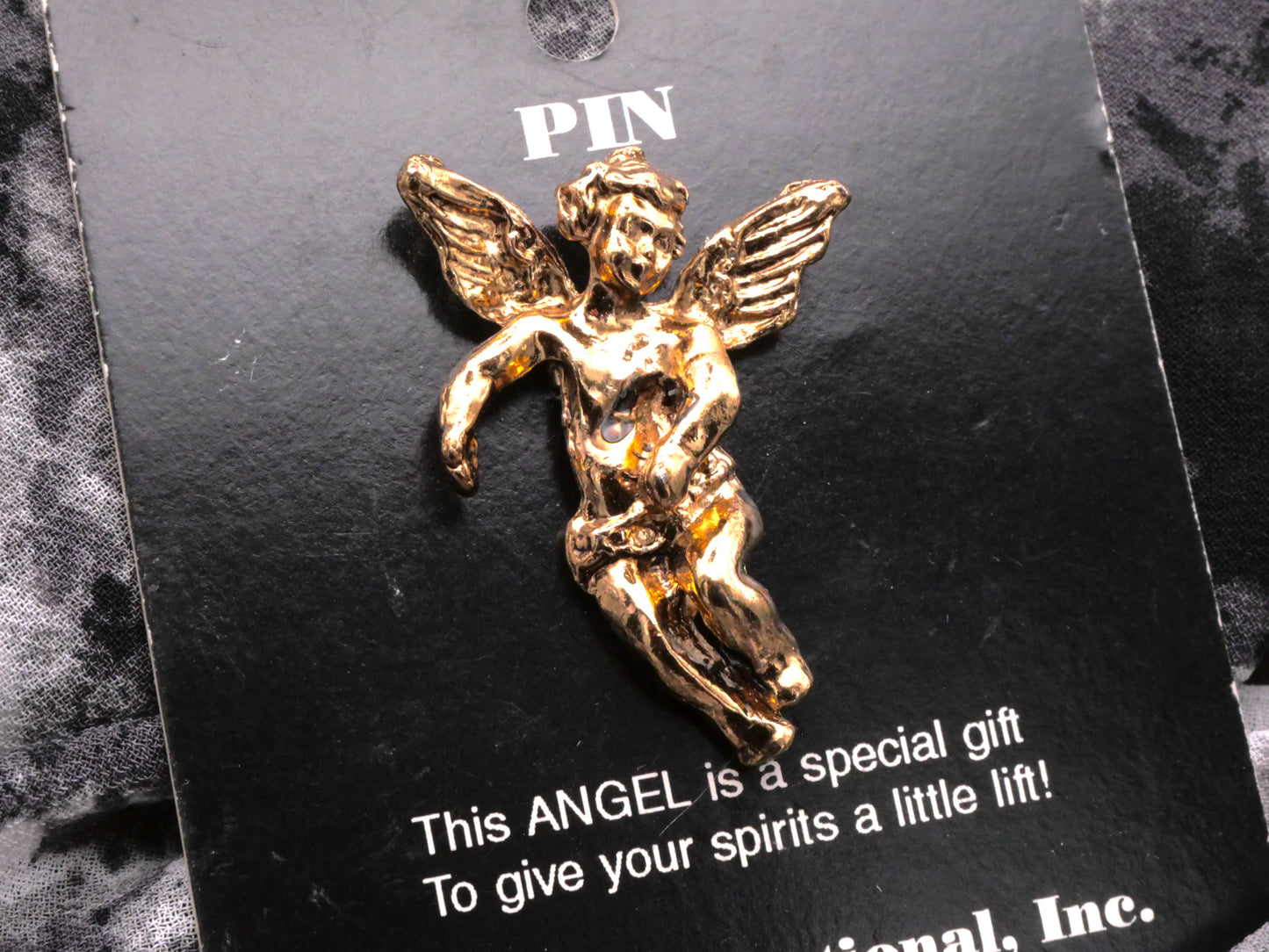 Cherub Angel Gabriel JHB Gold Metal Pin Carded 24x33mm