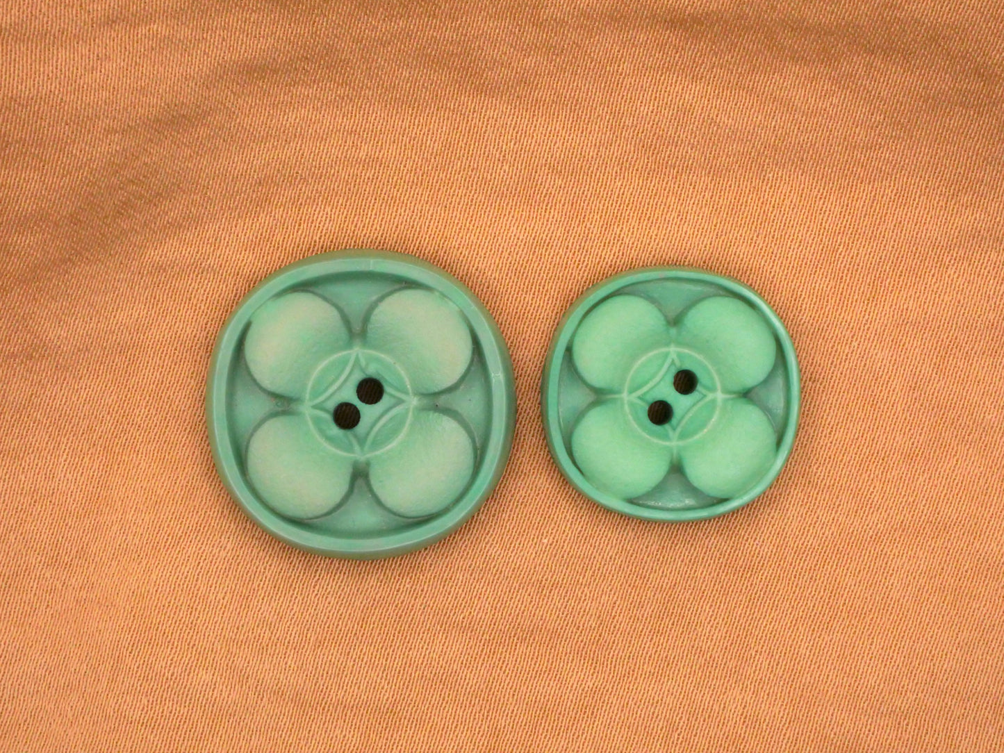 Clover Sea Green Plastic Sew-Thru Vintage BGE Buttons Various 18-21mm