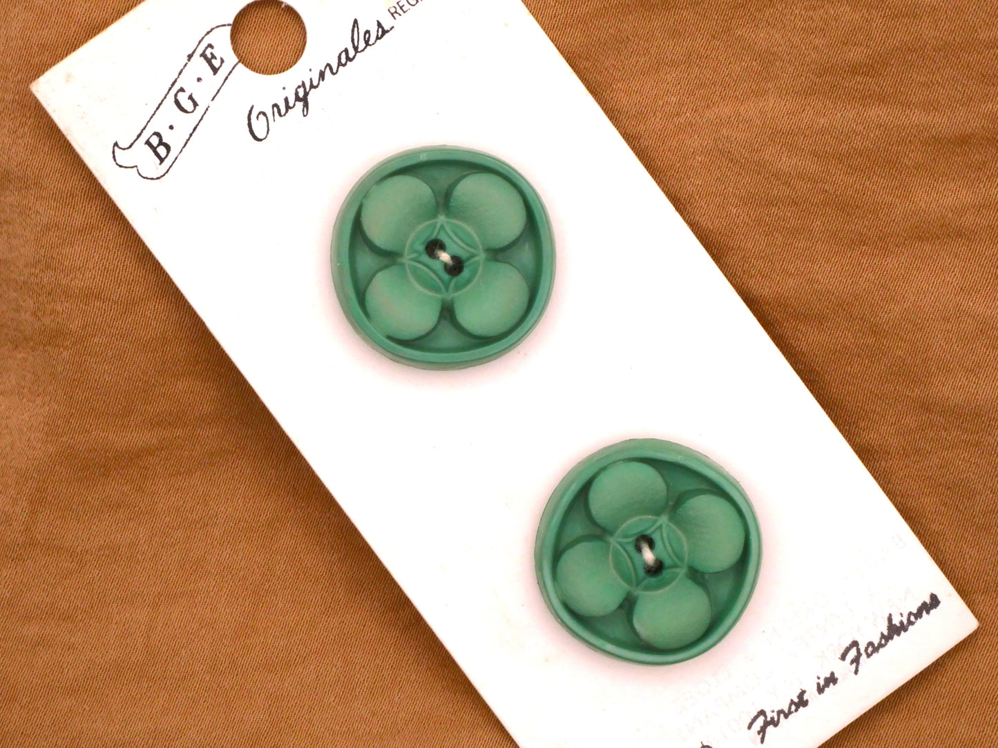 Clover Sea Green Plastic Sew-Thru Vintage BGE Buttons Various 18-21mm