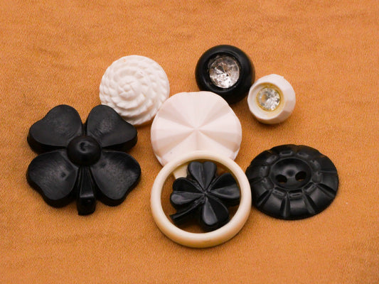 Clover Shamrock Black White Vintage Plastic Set of Seven Buttons 10-24mm