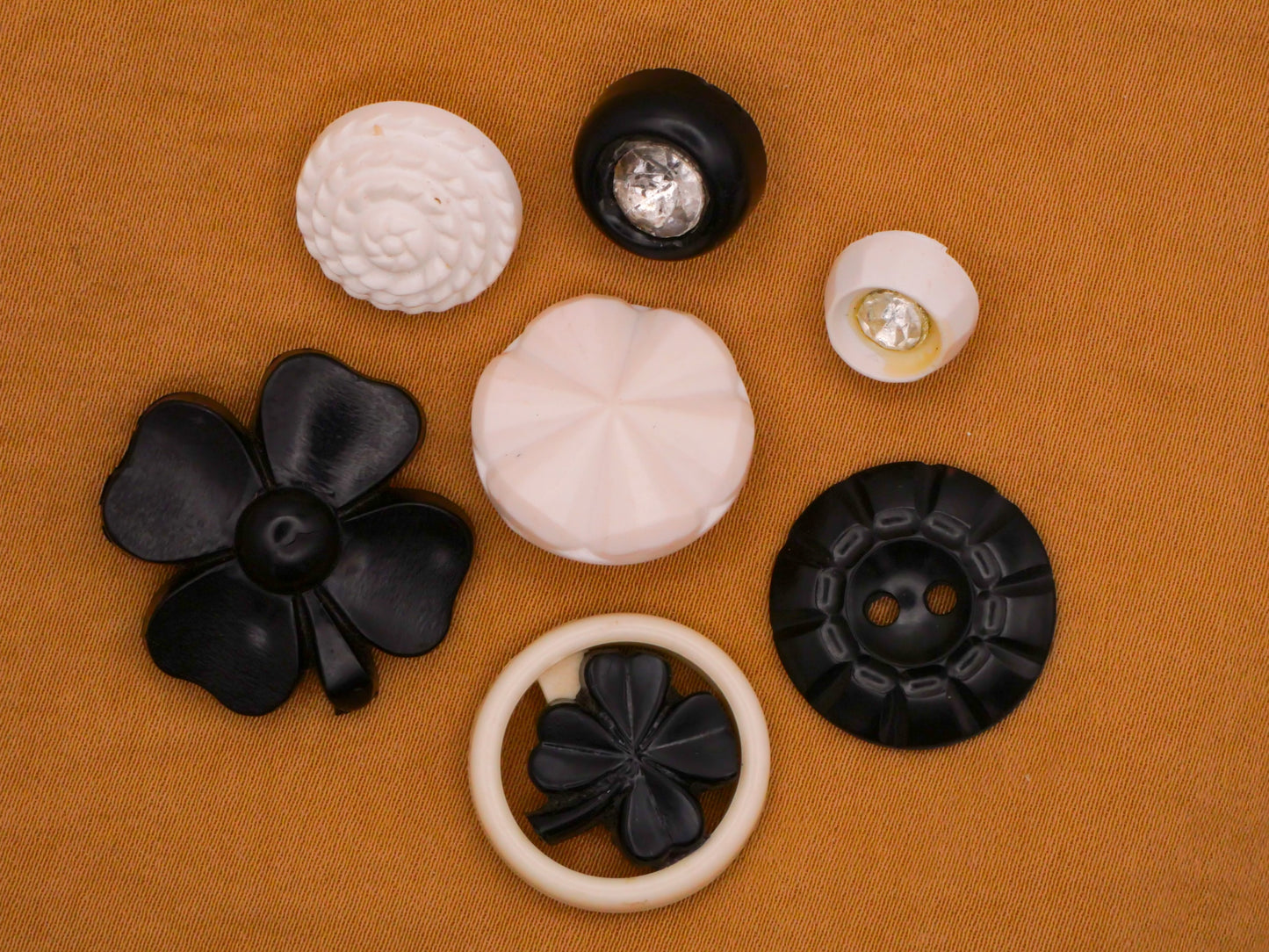 Clover Shamrock Black White Vintage Plastic Set of Seven Buttons 10-24mm