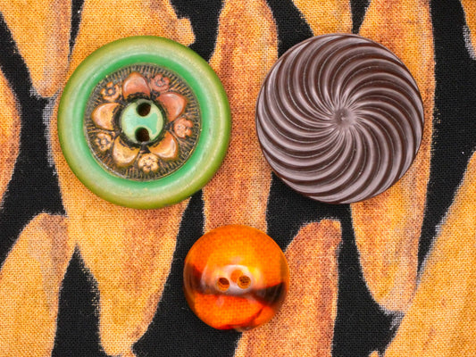 Early Plastic Set of Three Green Wreath Brown Swirl Tigers Eye Half Dome Buttons 18-28mm