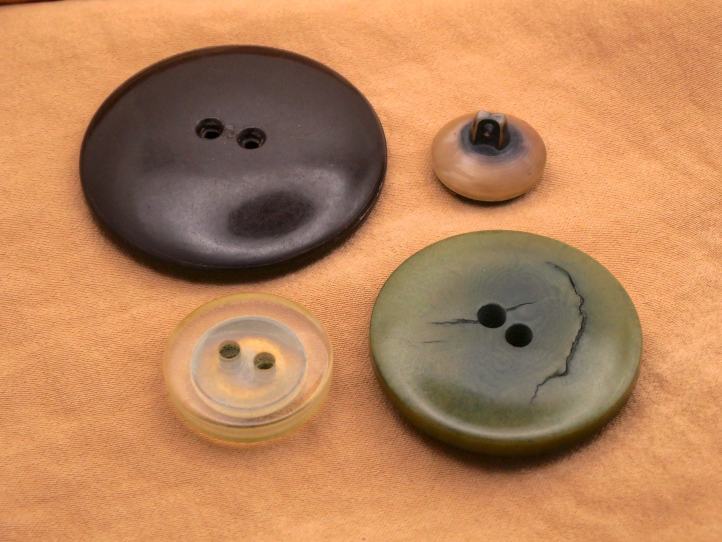 Vintage Plastic Set of Four Clover Coconut Shell Lucite Buffed Look Buttons 14-38mm