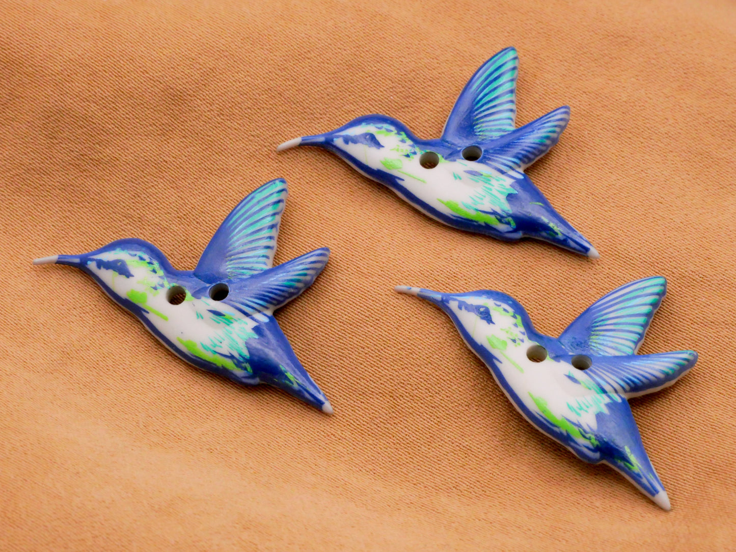 Hummingbird Detailed Plastic Sew-Thru Bird Button 20x32mm