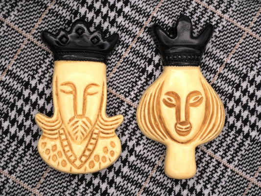 King and Queen X-Large Plastic Buttons 40x70mm