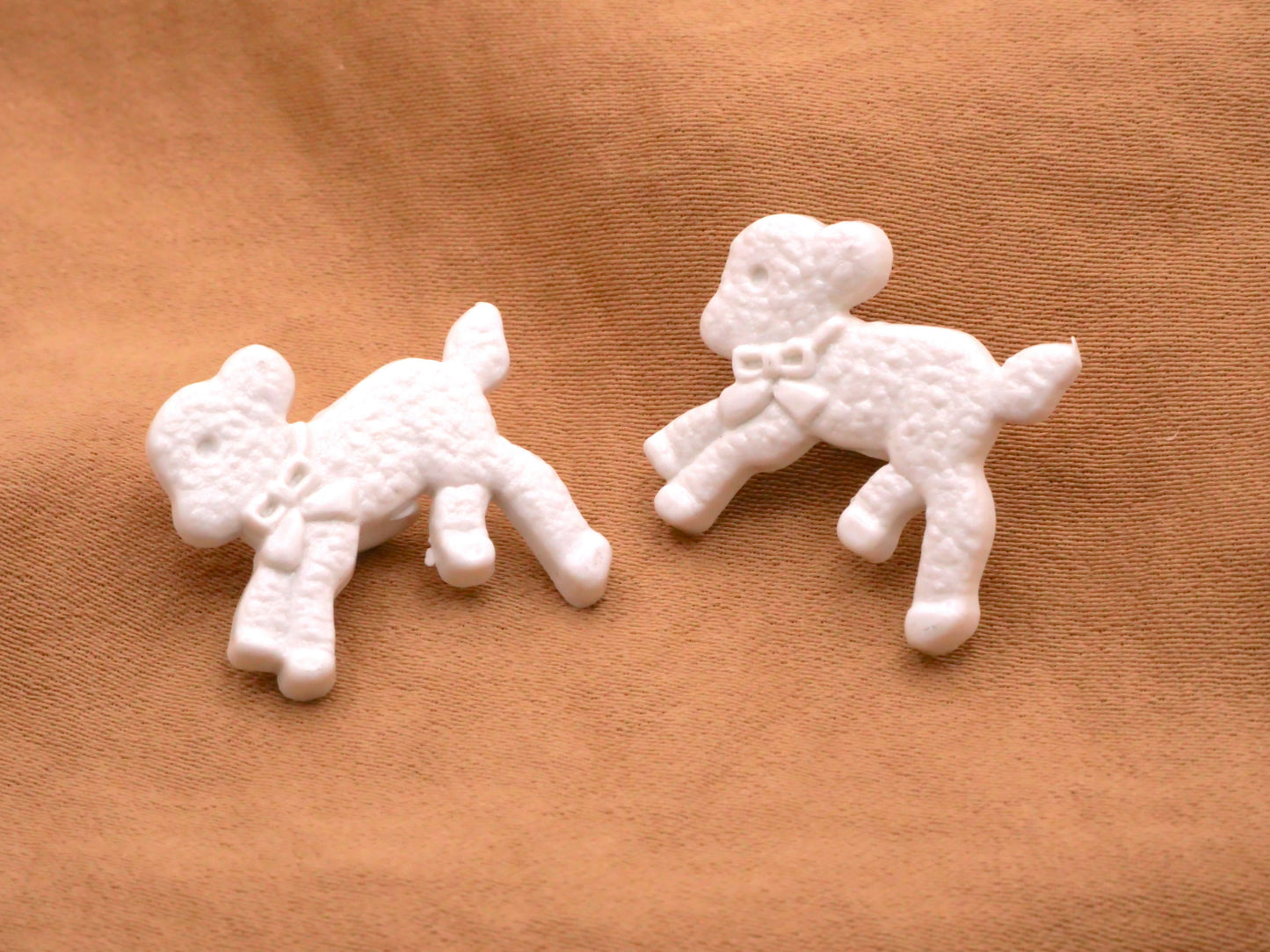 Lamb Sheep Plastic Shank Button 17x19mm