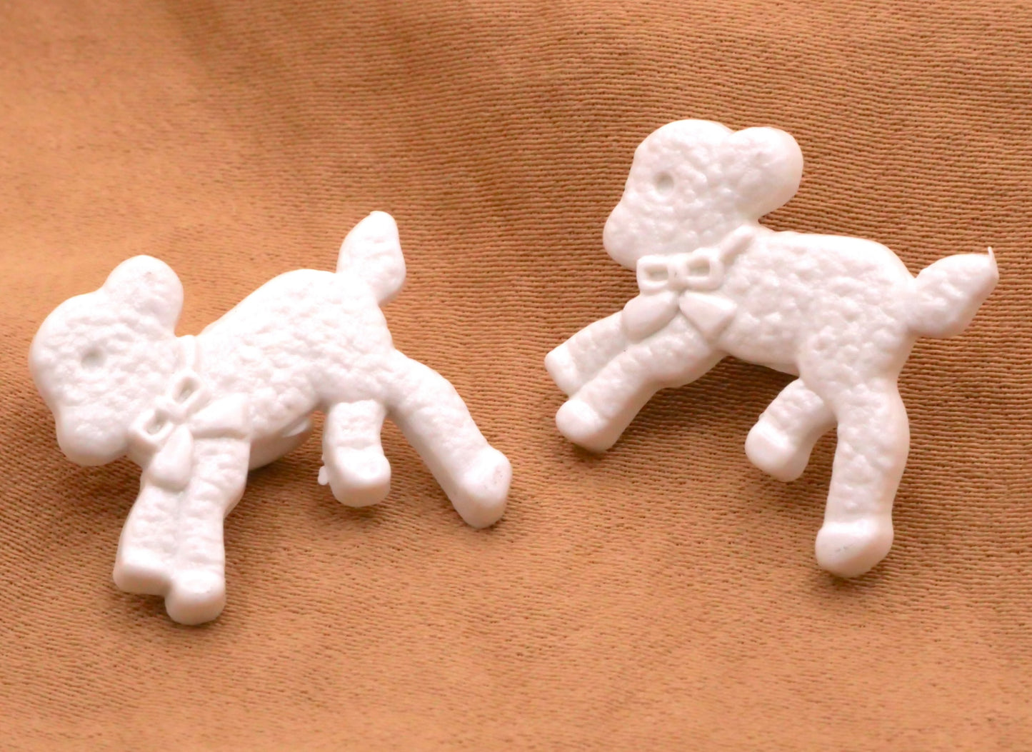 Lamb Sheep Plastic Shank Button 17x19mm