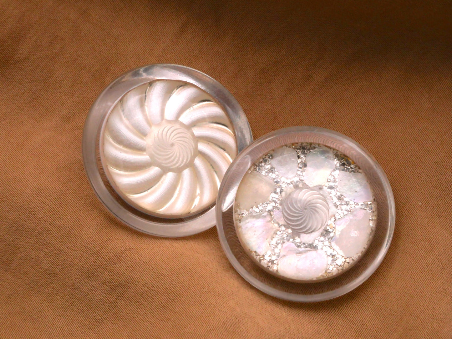 Lucite Design Under Plastic Off-White Swirl Shell Glitter 29mm