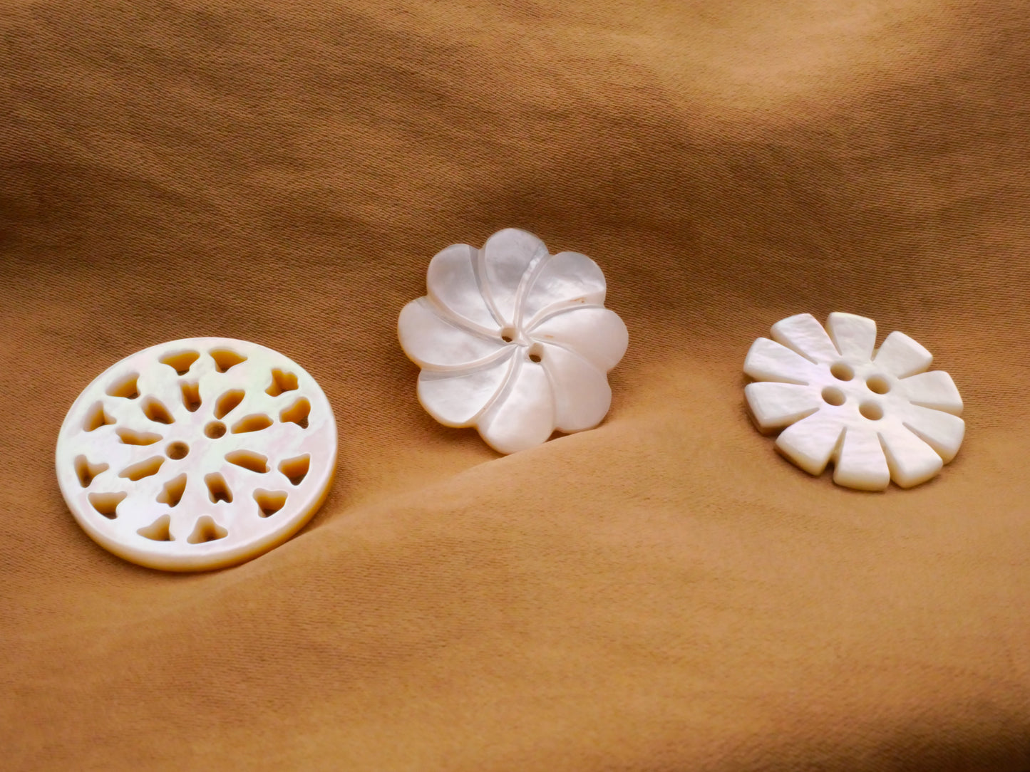 Mother of Pearl Flowers Set of Three 23-25mm