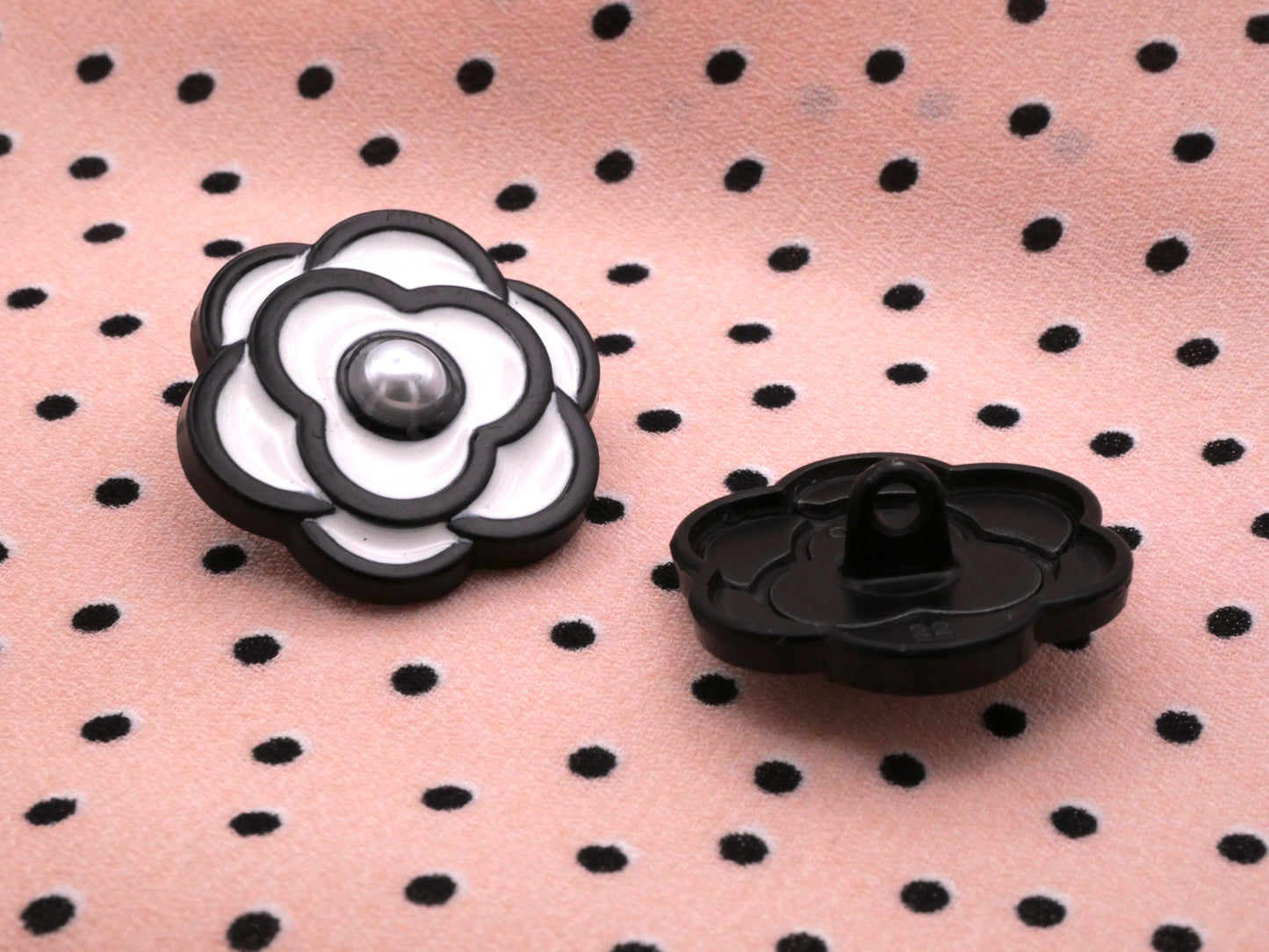 Mod Flowers Black White with Pearl 22mm