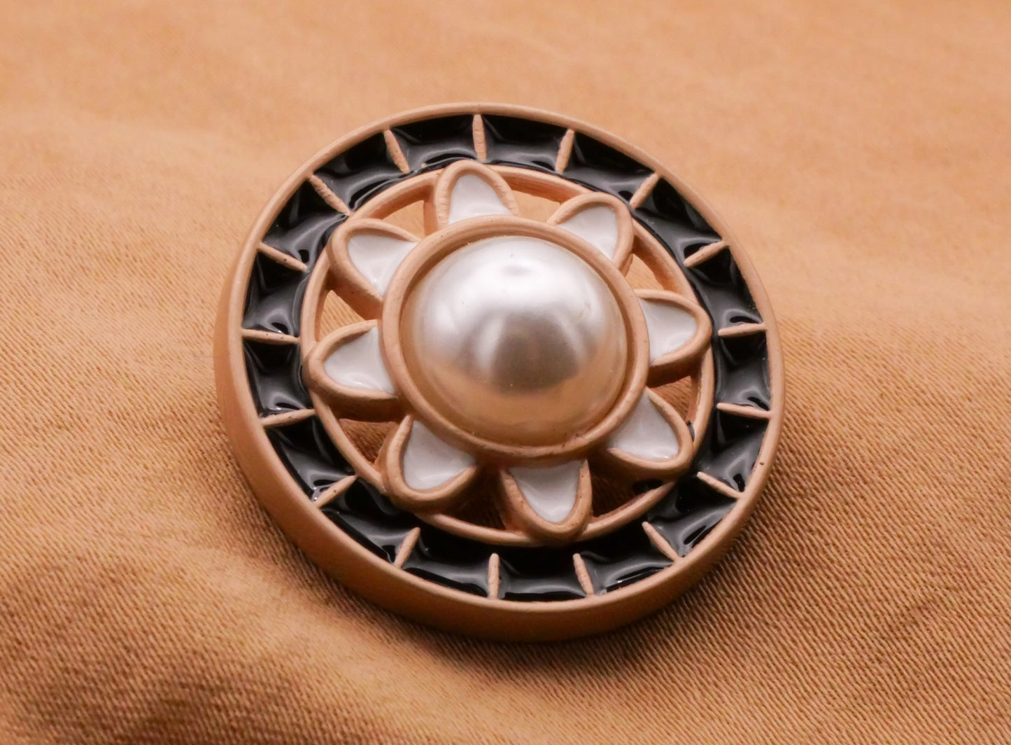 Daisy Flower Faux Pearl Center Black White Enamel Metal Button 25mm