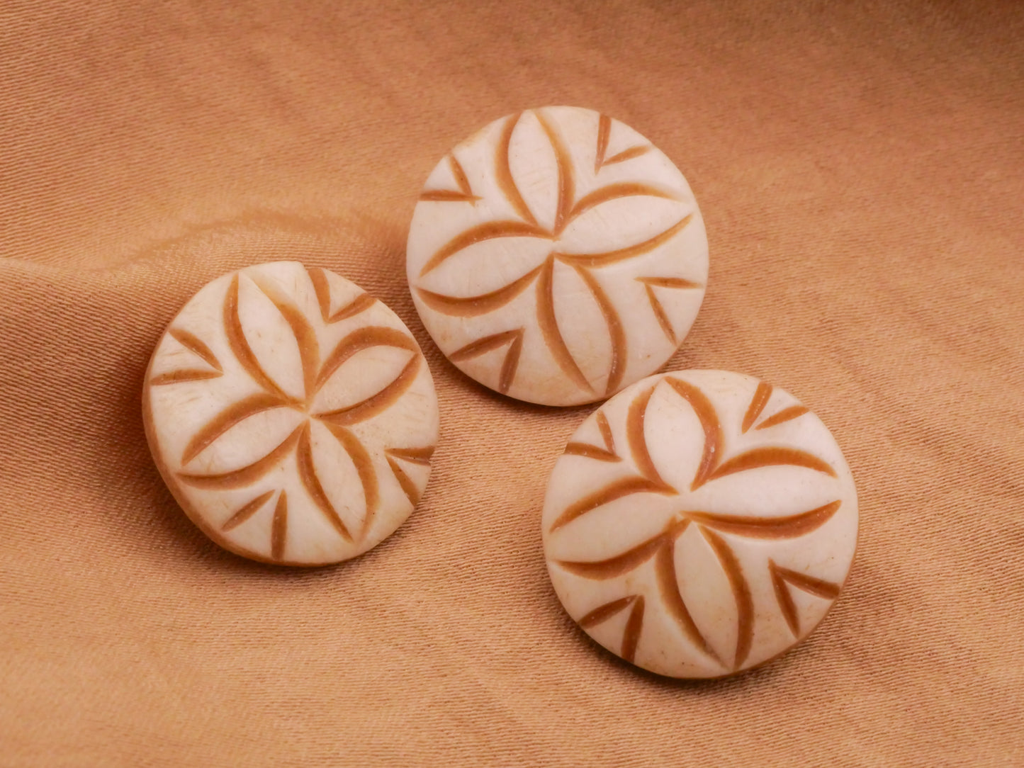 Tribal Design Clover Flower Leaf Ivory Look Horn Bone Button 19mm