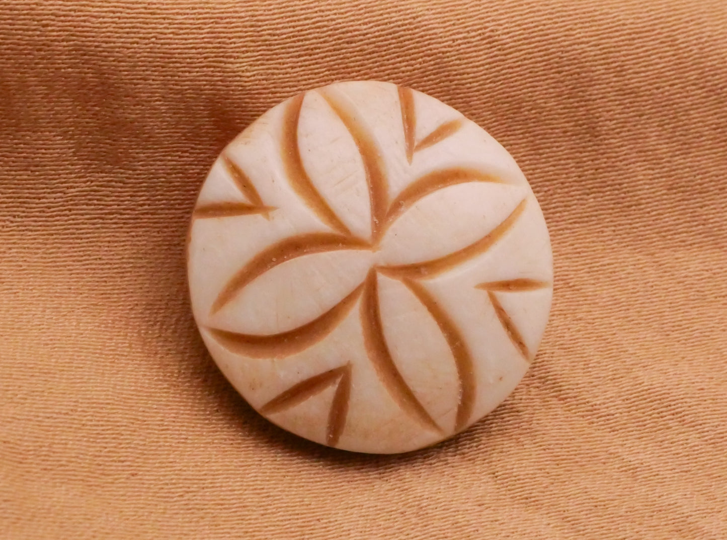 Tribal Design Clover Flower Leaf Ivory Look Horn Bone Button 19mm