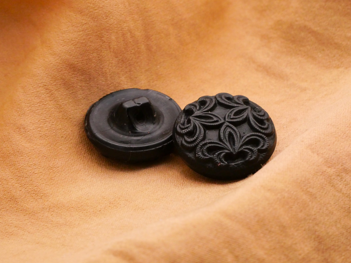 Fleur de Lis Trio Matte Black Glass Button 18mm