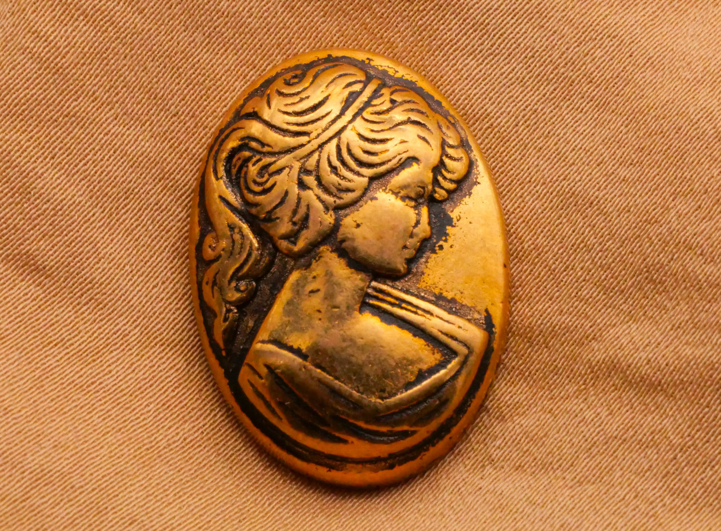 Cameo Oval Lady Profile Gold Metal Button 18x25mm