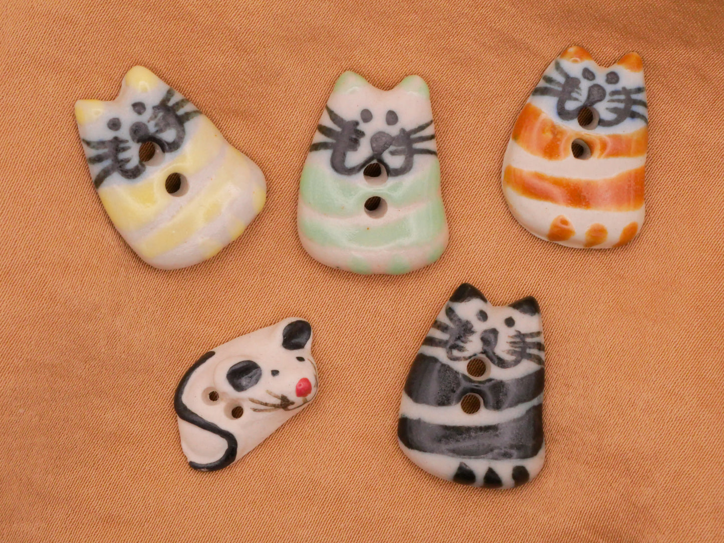 Happy Kitty Cat Sitting Mouse Ceramic Hand-Painted Button Various 11-22mm