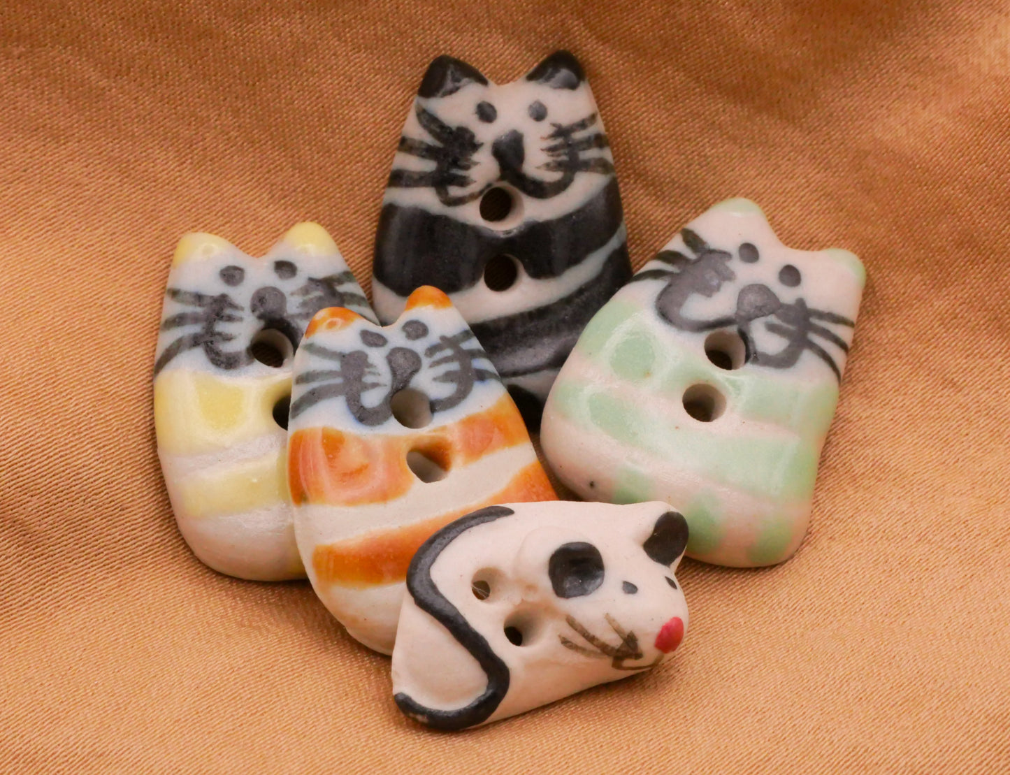 Happy Kitty Cat Sitting Mouse Ceramic Hand-Painted Button Various 11-22mm