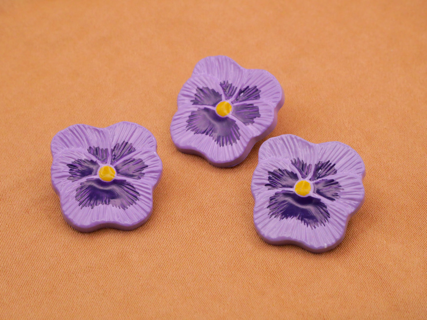 Pansy Purple Flower JHB Plastic Button 18x19mm