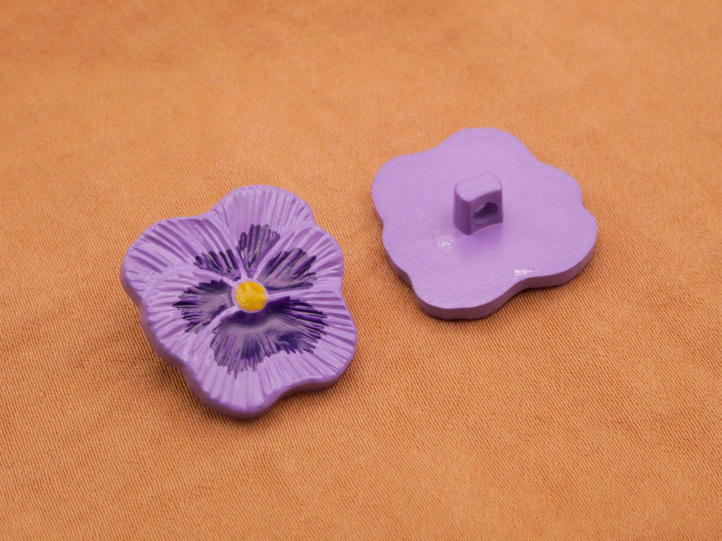 Pansy Purple Flower JHB Plastic Button 18x19mm