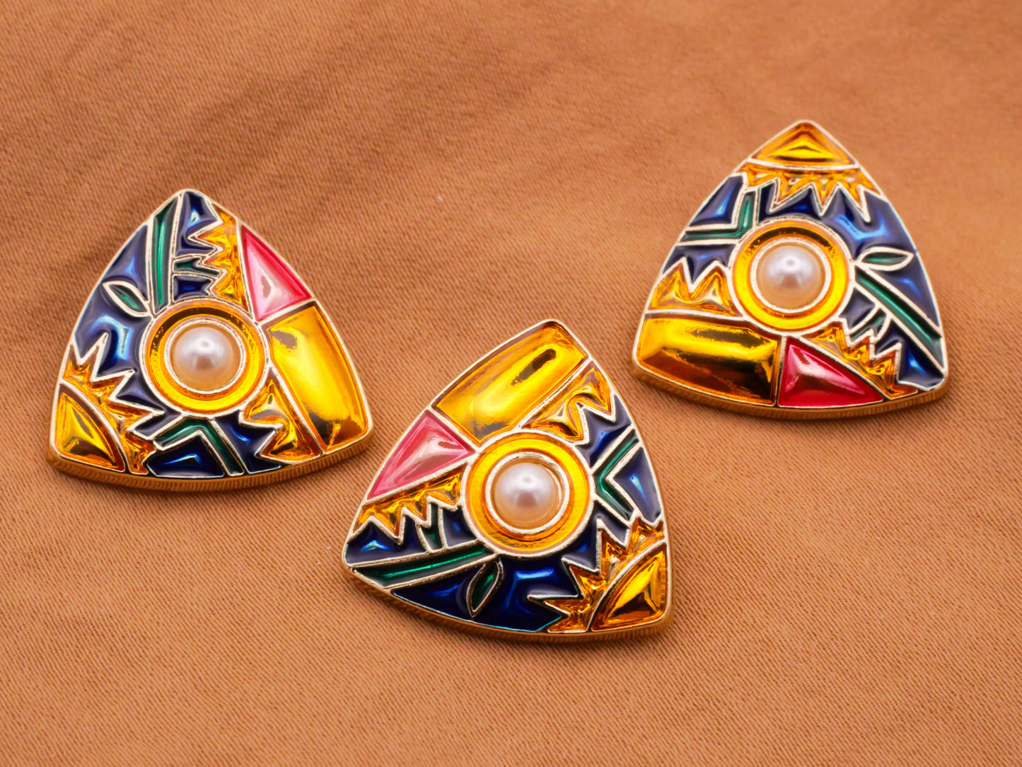 Santa Fe Pearl Enamel Gold Metal Triangle Button 20mm