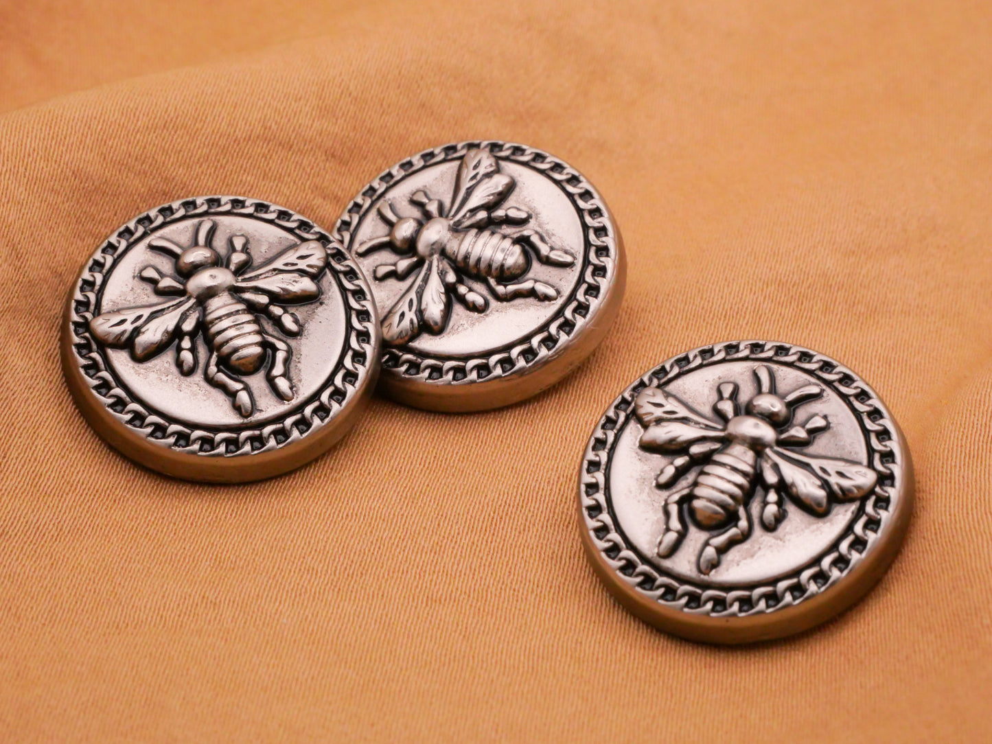 Bee Chain Edge Antiqued Silver Metal Button 20mm