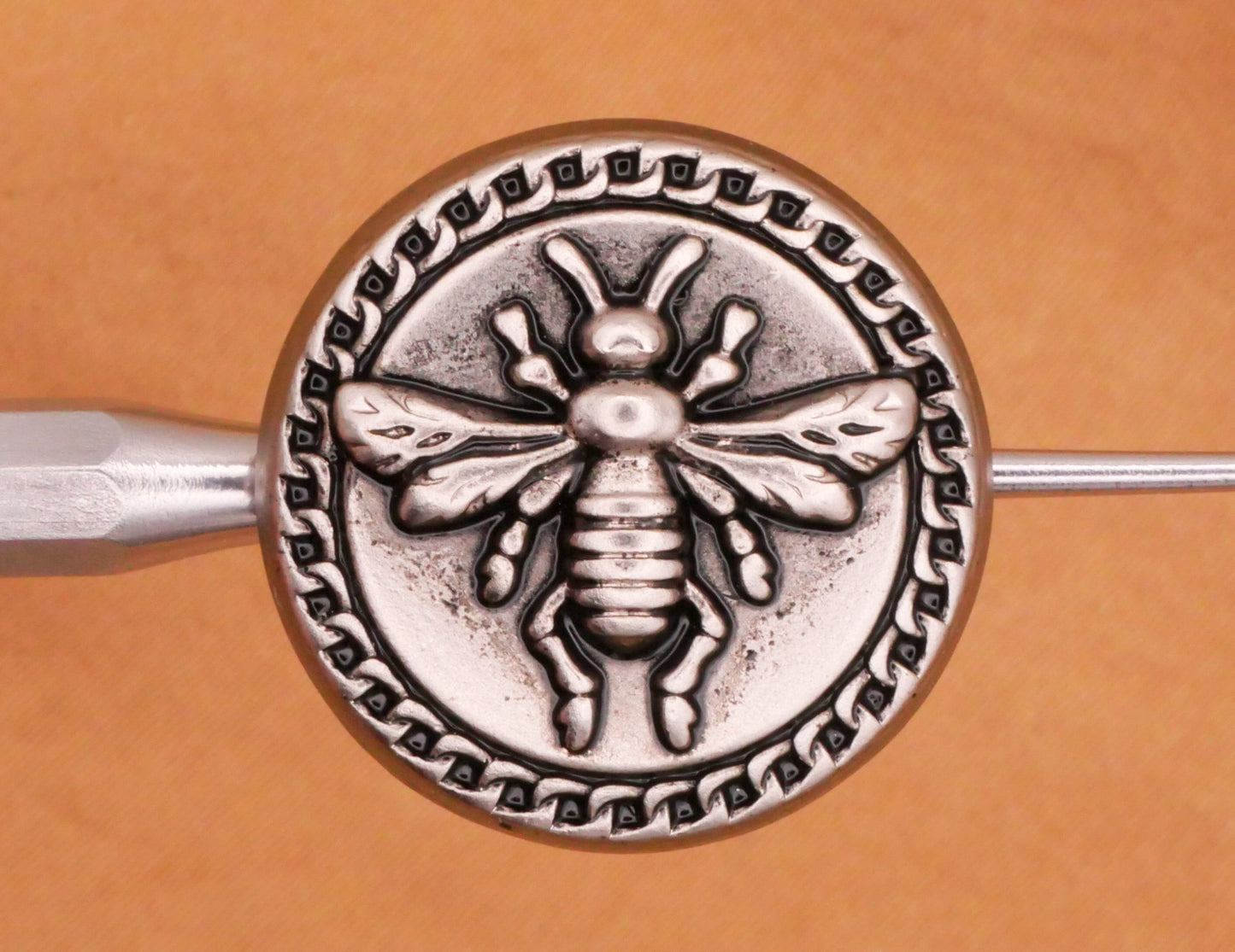 Bee Chain Edge Antiqued Silver Metal Button 20mm